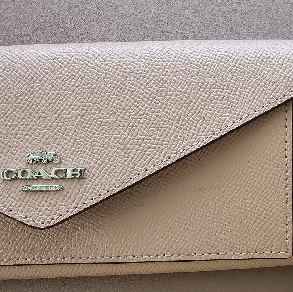 Coach Wyn Envelope Wallet. Pink. EUC.